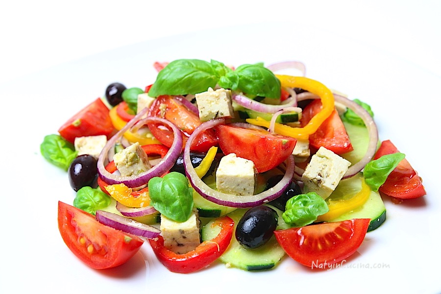 insalata greca con pomodori,cetrioli,cipolla di tropea,olive e tofu