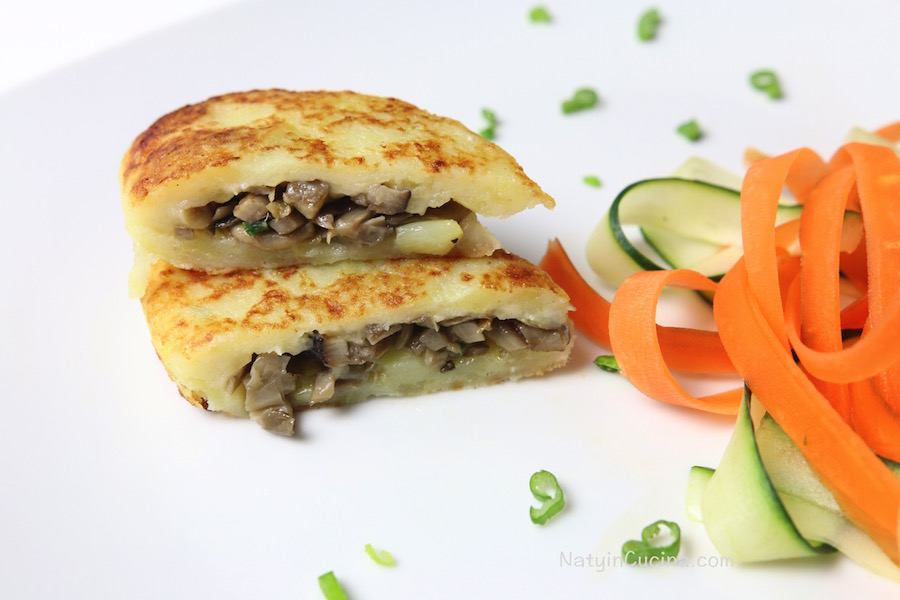 Mezzelune di patate con ripieno di funghi e cipollotti
