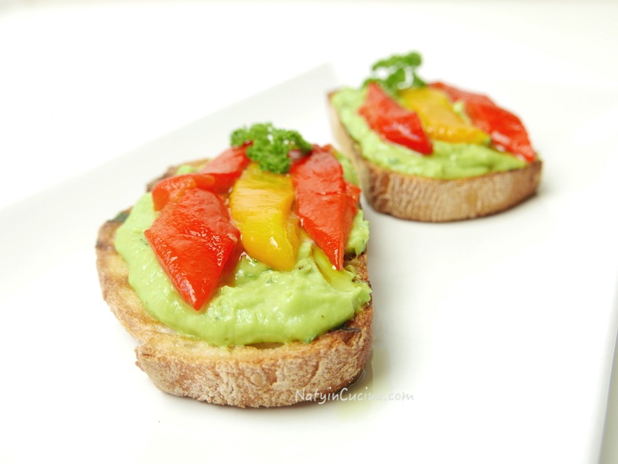 crostini con avocado,lime e peperone dolce
