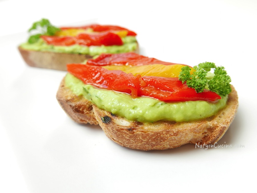 Crostini con Avocado e Peperone Dolce
